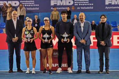 Foto de familia tras la entrega de trofeos. / MARIANO G. EGEA