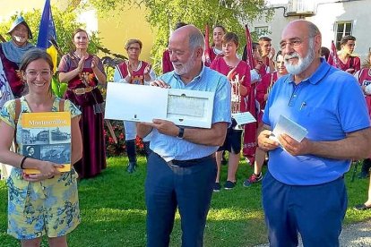 La delegación medinense recibe una placa en Montmorillon.-AYTO MEDINA