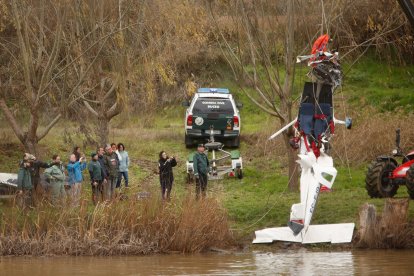 Momento del izado de los restos del ultraligero sumergido en el río Duero a su paso por Villamarciel.  ICAL