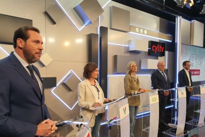 Los candidatos a la alcaldía de Valladolid: Óscar Puente (PSOE), María Sánchez (VTLP), Irene Carvajal (Vox), Jesús Julio Carnero (PP) y Pablo Vicente (Cs), en el debate electoral de La 8. -TWITTER