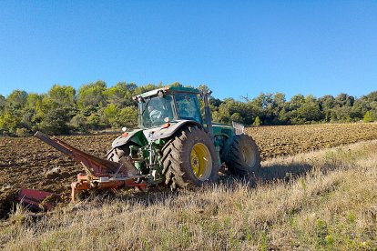 Un agricultor usa su tractor para voltear la tierra y prepararla así de cara a la campaña de siembra. PQS / CCO