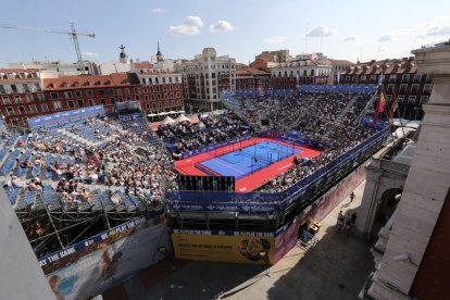 Panorámica de la pista central en la Plaza Mayor de Valladolid en el segundo partido de la tarde. / Montse Álvarez