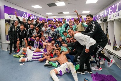 La plantilla del Real Valladolid y el cuerpo técnico festejan el triunfo sobre el Barça en el vestuario. IÑAKI SOLA / RVCF