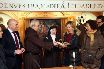 El vicario general de la archidiócesis, Luis Javier Argüello; el presidente de la Diputación, Jesús Julio Carnero; el vicario general de la Orden de los Carmelitas, Emilio José Martínez; la madre superiora, María Capilla de Jesús; la consejera de Cultura-Ical