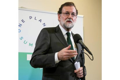 El presidente del Gobierno español, Mariano Rajoy, en declaraciones a los periodistas tras participar en la cumbre sobre el cambio climático organizada en París-EFE