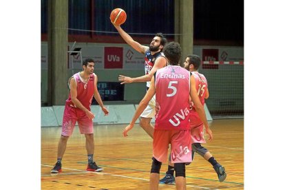 Imagen de un partido anterior entre la UVa y la Flecha en Fuente La Mora. / E.M.