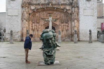 Estatua de los Premios Goya en la plaza San Pablo de Valladolid. -J.M. LOSTAU