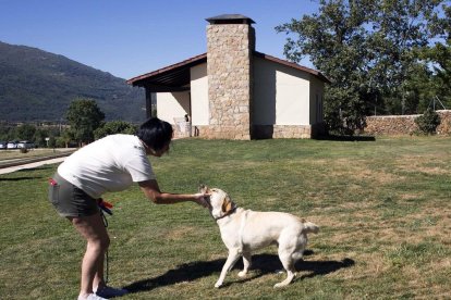 Una mujer disfruta de un día en una casa rural.