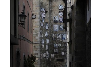 Fachada de la iglesia y de una vivienda-ENRIQUE CARRASCAL