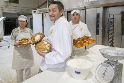 Adolfo Bastida (centro), alma máter de La Casa del Jamón muestra con orgullo sus panes, roscones y postres en el obrador, base de operaciones de su negocio.-ISRAEL L. MURILLO