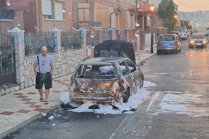 Coche incendiado en la madrugada de hoy en Santovenia de Pisuerga.- BOMBEROS PROVINCIA DE VALLADOLID