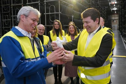 La planta de Michelin en Valladolid celebra su 50 Aniversario, con un acto en el que participa el presidente de la Junta, Alfonso Fernández Mañueco, acompañado de M. Paz Robina y Bruno Arias.- ICAL