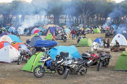 Tiendas y motos en la edición de Pingüinos de este año.-MIGUEL ÁNGEL SANTOS (PHOTOGENIC)