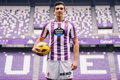 César Tárrega, con la camiseta del Real Valladolid en su presentación. / RVCF