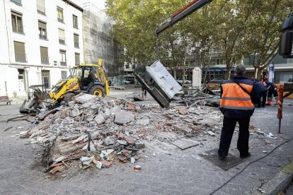 El proyecto de remodelación aportará una nueva marquesina, zonas verdes, juegos infantiles y la reparación de la fuente.-J.M. LOSTAU