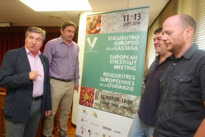 Los diputados provinciales de la Diputación de León, Raúl Valcarce (I), y Jose Manuel Blanco (2I), junto al secretario de la Mesa del Castaño, Roberto Rubio (2D), y el director técnico de la Marca de Garantia de la Castaña del Bierzo, Pablo Linares (D)-Ical