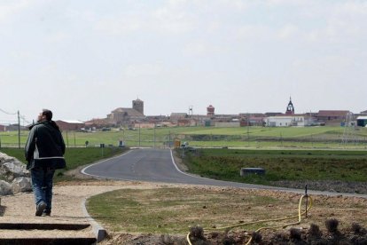 La localidad de Villalar de los Comuneros, al fondo, rodeada de terrenos. ICAL