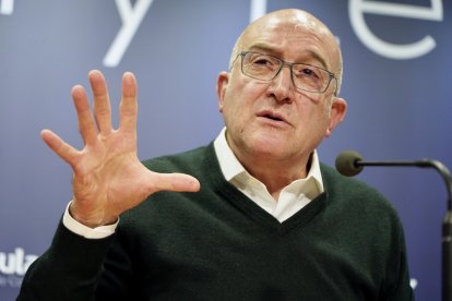 El candidato del PP al Ayuntamiento de Valladolid, Jesús Julio Carnero, ofrece una rueda de prensa para explicar diferentes temas de actualidad de la precampaña electoral. -ICAL