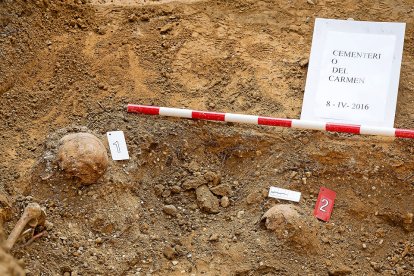 Imagen de archivo de la fosa del cementerio vallisoletano de El Carmen, donde aparecieron un afila-lápices y unos ositos a modo de pin, en las exhumaciones realizadas por la ARMH de Valladolid. MIGUEL ÁNGEL SANTOS (PHOTOGENIC)