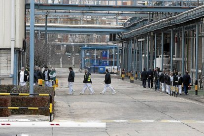 Trabajadores de Nestlé del turno de la mañana ayer saliendo de la fábrica-PABLO REQUEJO