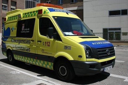 Imagen de archivo de una ambulancia. / E.M.