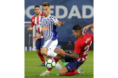 Vitolo pelea por un balón con Canales-JAVIER ETXEZARRETA