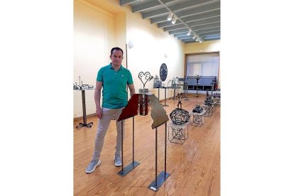 Lolo Sancho junto a la escultura en hierro dedicada al niño Julen que recibirá el Ayuntamiento de Totalán.-EL MUNDO