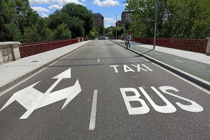 Carril para taxi y bus en Valladolid. / E. M.