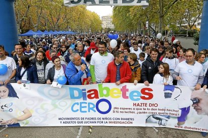 Inicio de la caminata, con las autoridades y el presidente y la vicepresidenta de ADIVA.-J.M. LOSTAU