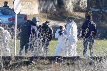 Agentes de la Guardia Civil en el lugar en el que apareció el cuerpo.- J. M. LOSTAU