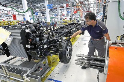 Un trabajador realiza su actividad en la fábrica de Iveco en Valladolid. J.M. LOSTAU