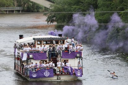 La Leyenda del Pisuerga con el Real Valladolid a bordo celebrando el ascenso a Primera. / PHOTOGENIC