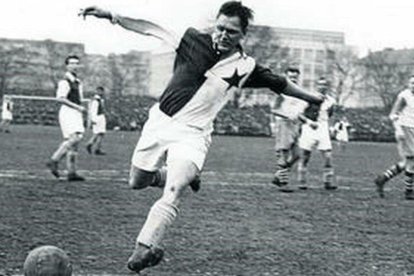 Josef Bican, ’Pepi’, con la camiseta del Slavia Praga.-