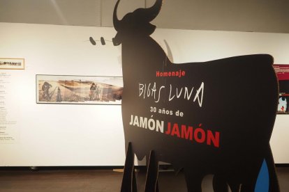 <p>La 67 Semana Internacional de Cine de Valladolid no falta al recuerdo de una de las películas más icónicas del cine español, rindiendo tributo a <em>Jamón, jamón</em>, la recordada película de <strong>Bigas Luna</strong>, en el treinta aniversario de su estreno. Las Francesas ha sido el lugar elegido para la exposición donde diversos artículos únicos del film se enseñan de cara el público. Desde el recordado vestido rojo de Silvia, los calzoncillos de Raúl, hasta una réplica de los huevos del Toro de Osborne. </p>