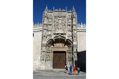 Un grupo de turistas observan la fachada del Museo de Escultura de Valladolid-Ical