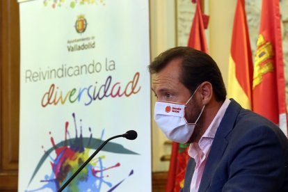 El alcalde de Valladolid, Óscar Puente, preside el acto institucional con motivo del Día del Orgullo LGBTI. - ICAL