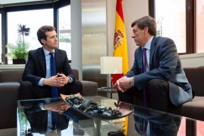 El líder del PP, Pablo Casado, junto a Juan Carlos Quer, el padre de Diana.-TWITTER