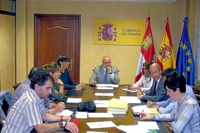 Luis Antonio Gómez Iglesias preside la reunión del Programa de Fomento del Empleo Agrario, ayer.-EL MUNDO