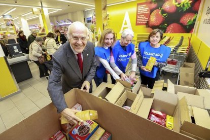 El presidente del Banco de Alimentos de Castilla y León y de Valladolid, Jesús Mediavilla, junto a tres voluntarias en plena recogida de alimentos, imagen de archivo - E.M.