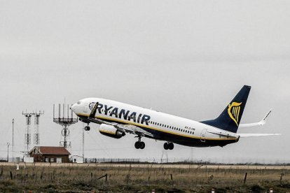 Un avión de Ryanair despega del aeropuerto de Villanubla-P. REQUEJO