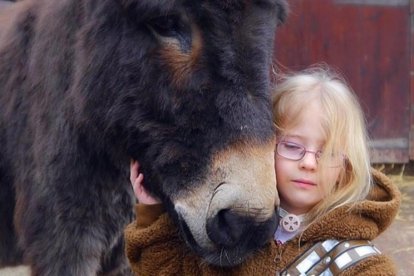 La pequeña Amber abraza a su amigo Shocky.-AGENCIA