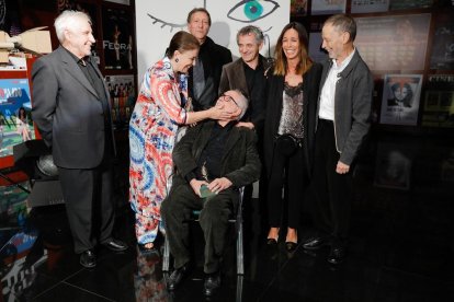 Giménez-Rico recibe una caricia de Randall, ante la mirada de Hinojosa, Miramón, Bosch y Alcaine.-J.M. LOSTAU