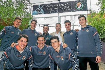 Los siete jugadores, con Gómez y Marcos, en el centro.-RVCF