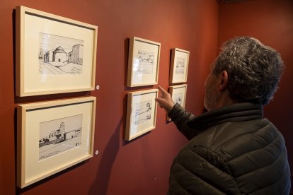 Un hombre contempla algunas de las obras del pintor. | PHOTOGENIC