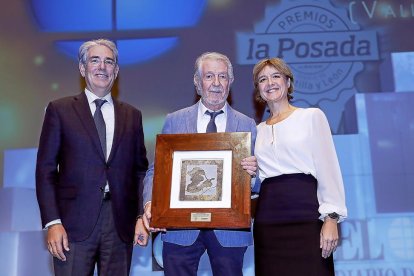 Antonio Fernández-Galiano, Mariano García, premiado como Iniciativa Enológica, y la ministra Isabel García Tejerina.-