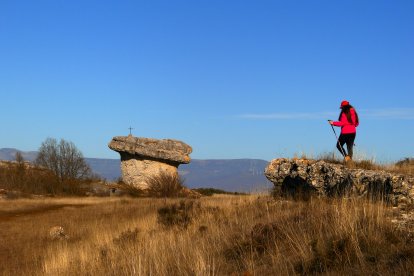 Una montañera disfruta del paisaje encantado de Las Tuerces. / I.M.