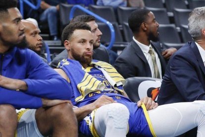 Stepehn Curry sigue desde el banquillo el tramo final del partido ante los Thunder.-ALONZO ADAMS (USATODAY SPORTS)