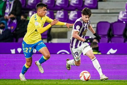 Toni Villa se escapa de García en el último partido de Copa. / I. SOLA / RV