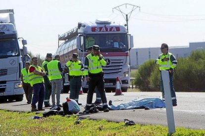 Guardias Civiles rodean a su compañero fallecido tras el accidente en la A-62 en mayo de 2016.-J.M. LOSTAU