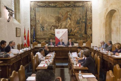 El rector de la Universidad de Salamanca, Daniel Hernández Ruipérez, constituye la Comisión Asesora para la conmemoración del VIII Centenario de la Universidad de Salamanca-Ical